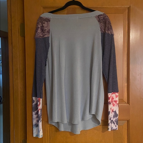 Light Blue Knot Top With Contrasting Print Sleeves Size M - Picture 4 of 6